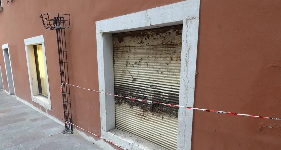 Spaccata con il coperchio del tombino