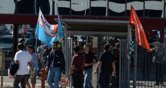 Gli operai: «La bomba? Chiedete all’azienda»