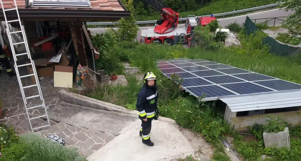 Vaneze, a fuoco canna fumaria: nessun ferito