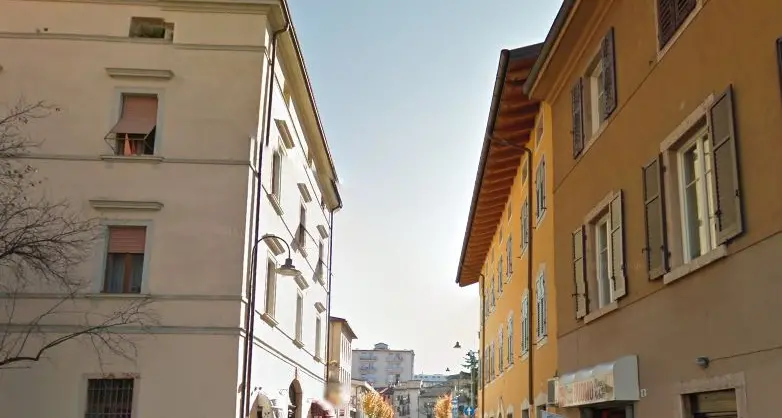 Trento: parapiglia in via Esterle, 4 agenti feriti