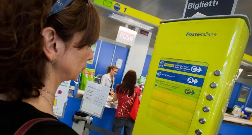 Poste, dopo le chiusure ecco gli aumenti