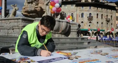 La piazza invasa dai piccoli pittori
