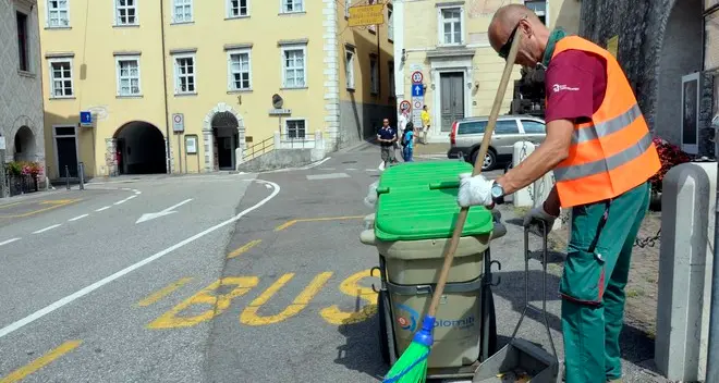 Spariti gli spazzini, vergogna in strada