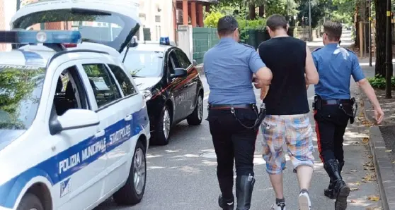Tenta di uccidere la moglie e finisce in manette