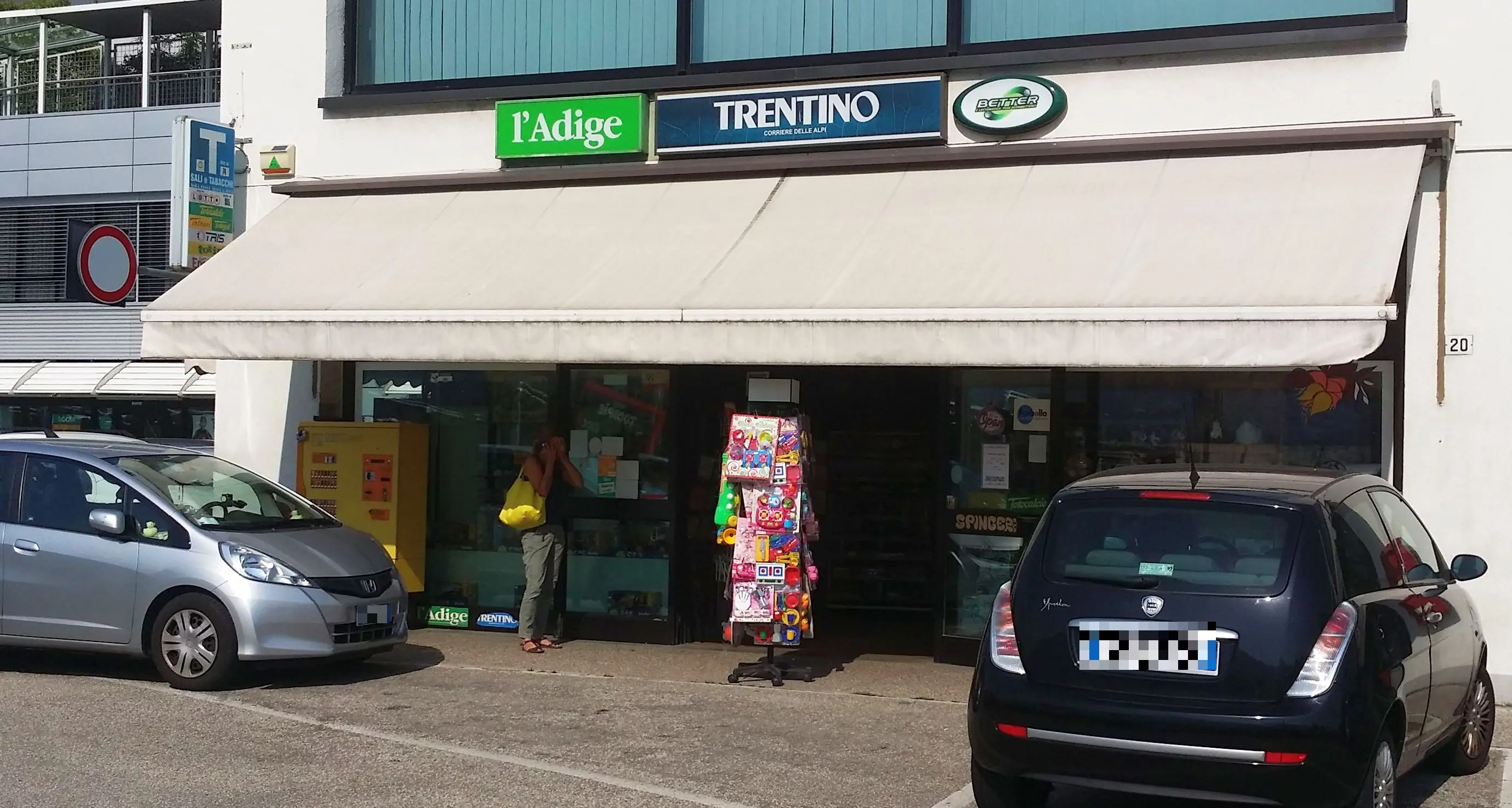 Tabaccaio preso d’assalto da due ladri con l’ariete