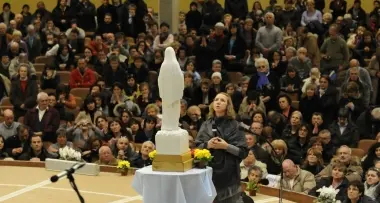 Auditorium straripante per la veggente