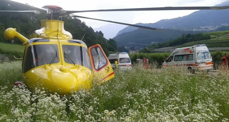 Cade con la moto, grave un turista