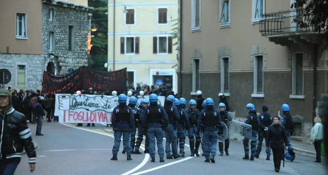 Corteo anarchico, contuso un agente