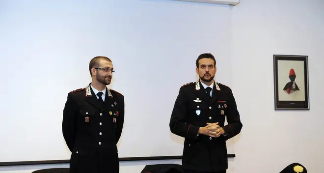 Ricattava una donna, arrestato militare