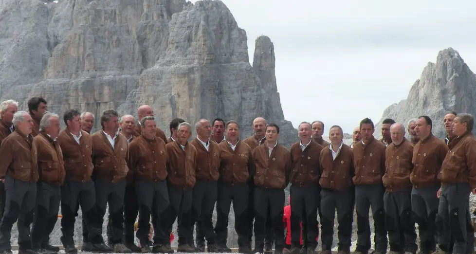 Le voci del Coro Sasso Rosso infiammano l’alba in quota