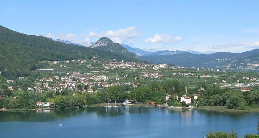 La «guerra» della musica si combatte in riva al lago