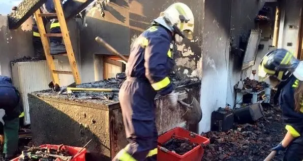L’incendio distrugge tetto e mansarde