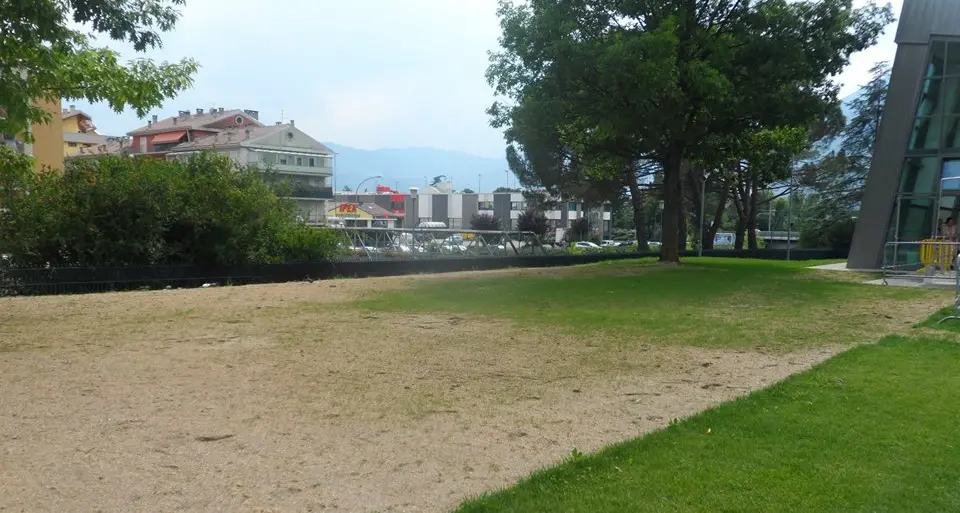 Prato senza erba in piscina: ora gli utenti alzano la voce