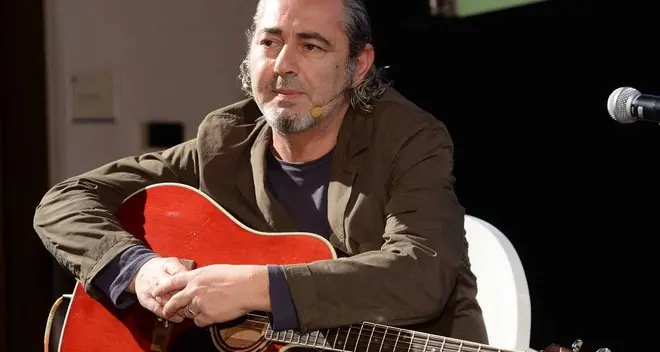 Luca Carboni, il grande abbraccio dei fan