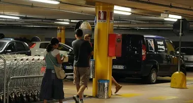 Fa shopping e lascia il figlio solo in auto