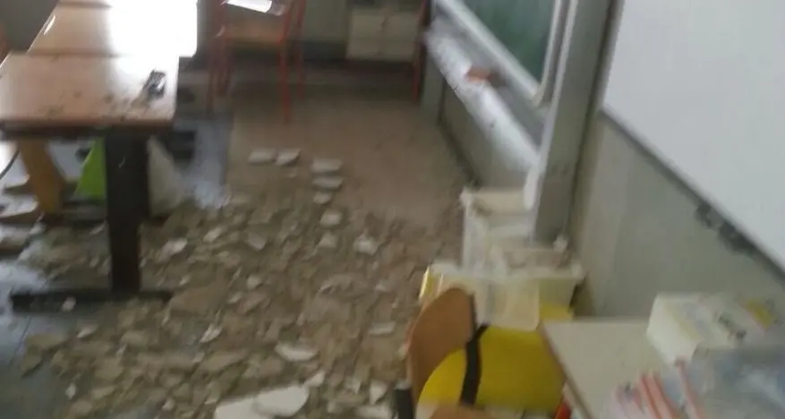 Cadono calcinacci, scuola chiusa