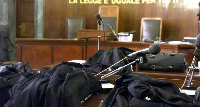 Insultano per anni la vicina, coppia a processo