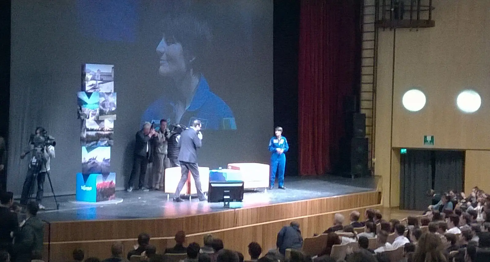 Ottocento studenti applaudono AstroSamantha