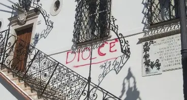 Pergine, imbrattata la facciata del municipio