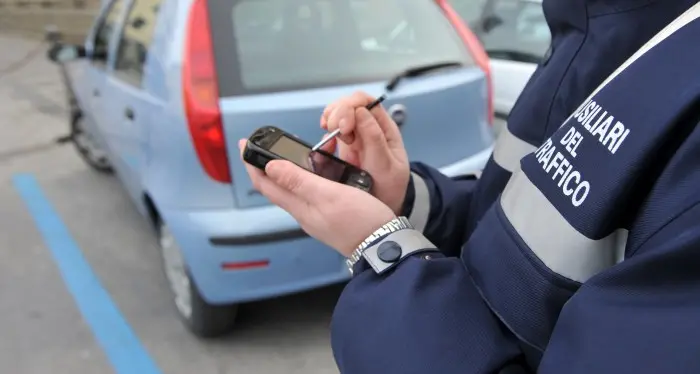 Da oggi partono le «multe con lo sconto»