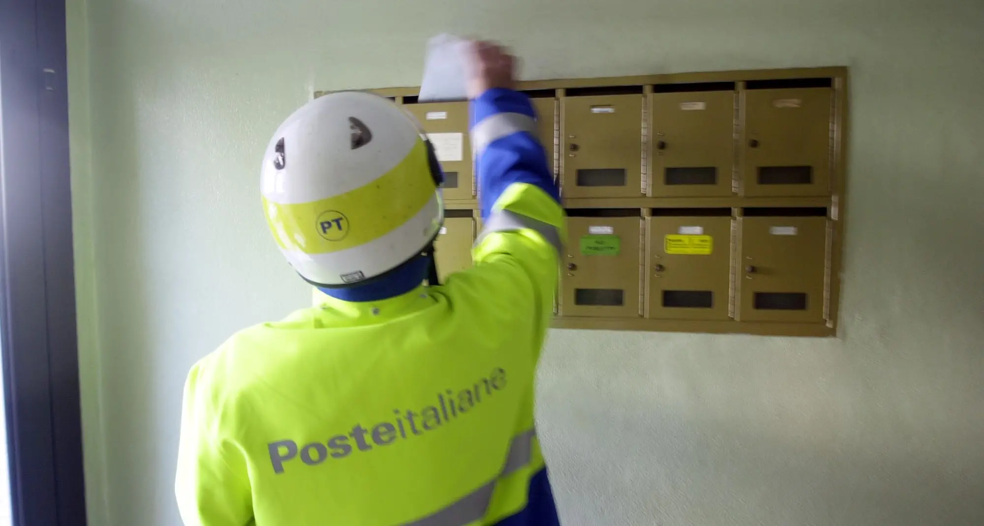 Trento, prende a schiaffi la postina perché suona troppe volte: paga 21 mila euro