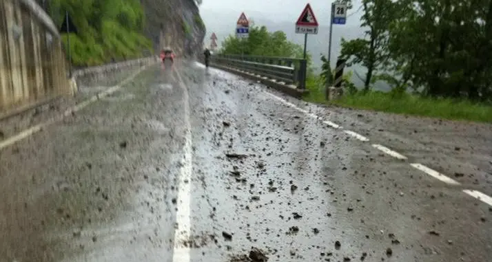 Smottamento causa pioggia, strada chiusa