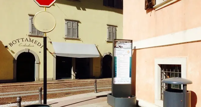 Via all’arredo urbano, con polemiche