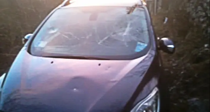 Trova l’amante con la moglie: distrugge l’auto