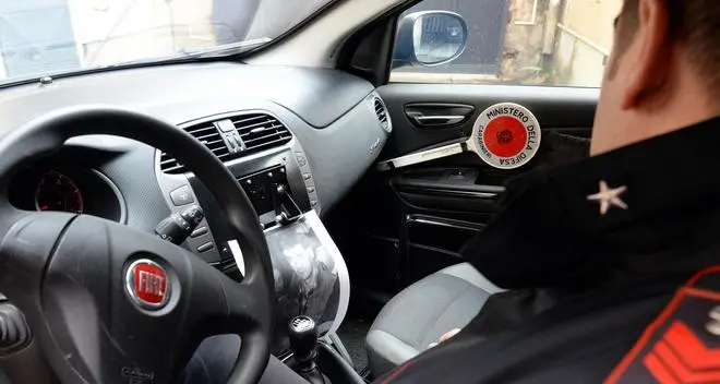Si apparta con due ragazze e viene derubato