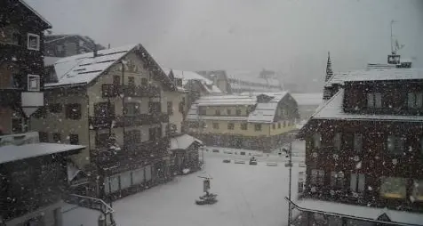 Pazzo meteo: a fine maggio Campiglio è innevata