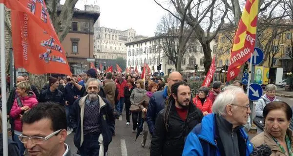 Corteo anti-vitalizi per le strade di Trento / VIDEO