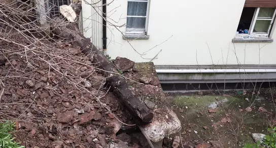 Frana su una casa in via Malvasia
