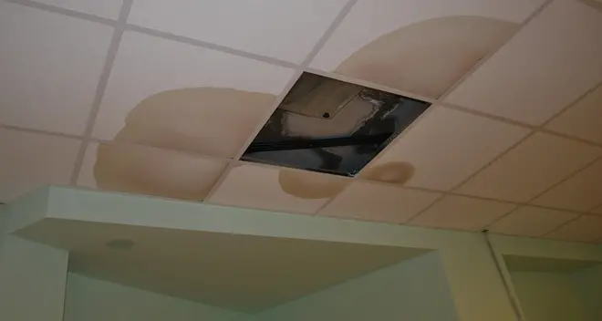 Nell’aula della materna cadono pezzi di soffitto