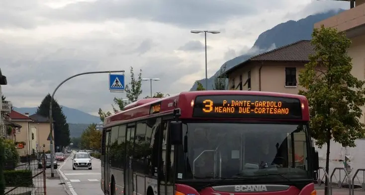 Vigili sugli autobus la sera sulle linee per Trento nord