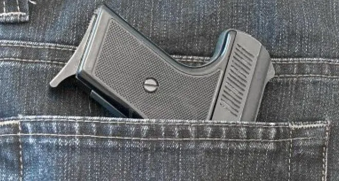 Trento, minacciato con l’arma e rapinato