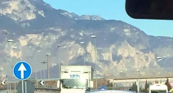 Ancora allarme in strada, un camion e un'auto contromano