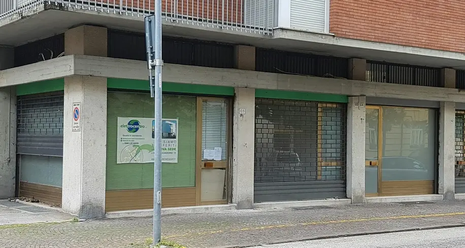 Il profugo siriano apre una farmacia in via Milano