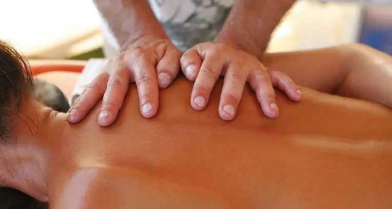 Massaggi in spiaggia, i rischi per chi si fa tentare