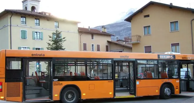 Mattarello aspetta il nuovo autobus su via Nazionale