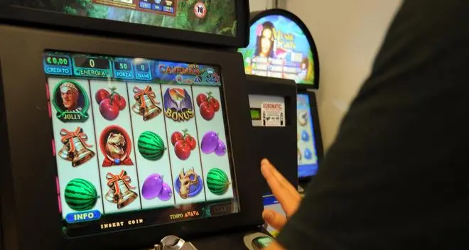 Denuncia scippo, ma il denaro era finito nelle slot-machine
