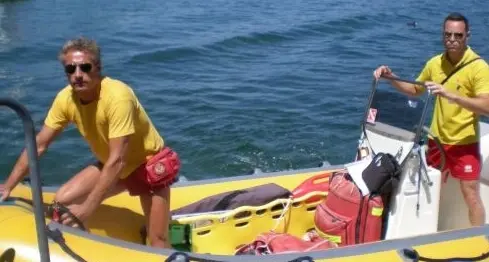 Calci e pugni in spiaggia per derubare un ragazzo