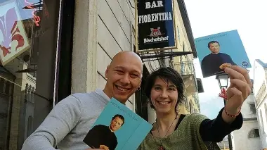 Marco e Tiziana Angelucci con i volantini dell\\u2019happy hour \\u00ABfirmati\\u00BB don Bosco (foto Panato)