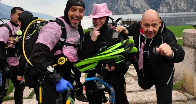 Maxi-immersione contro la violenza / VIDEO