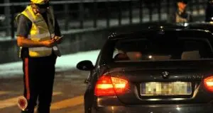Non si ferma all'alt e aggredisce i carabinieri, automobilista arrestato