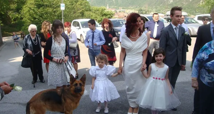 La sposa è non vedente: il cane guida porta le fedi
