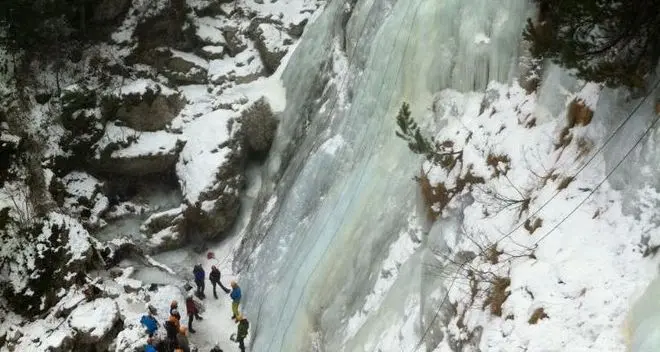 Colpito alla schiena sulla cascata di ghiaccio