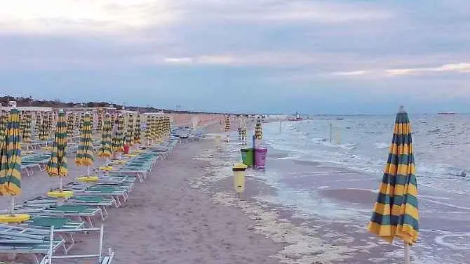 Tragedia in mare, assicuratore di Riva muore annegato per salvare il figlio