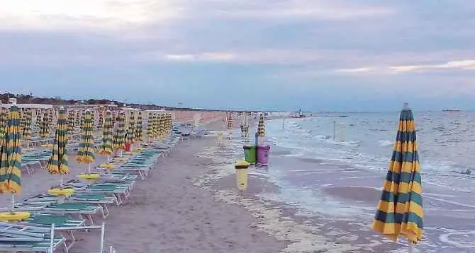 Tragedia in mare, assicuratore di Riva muore annegato per salvare il figlio
