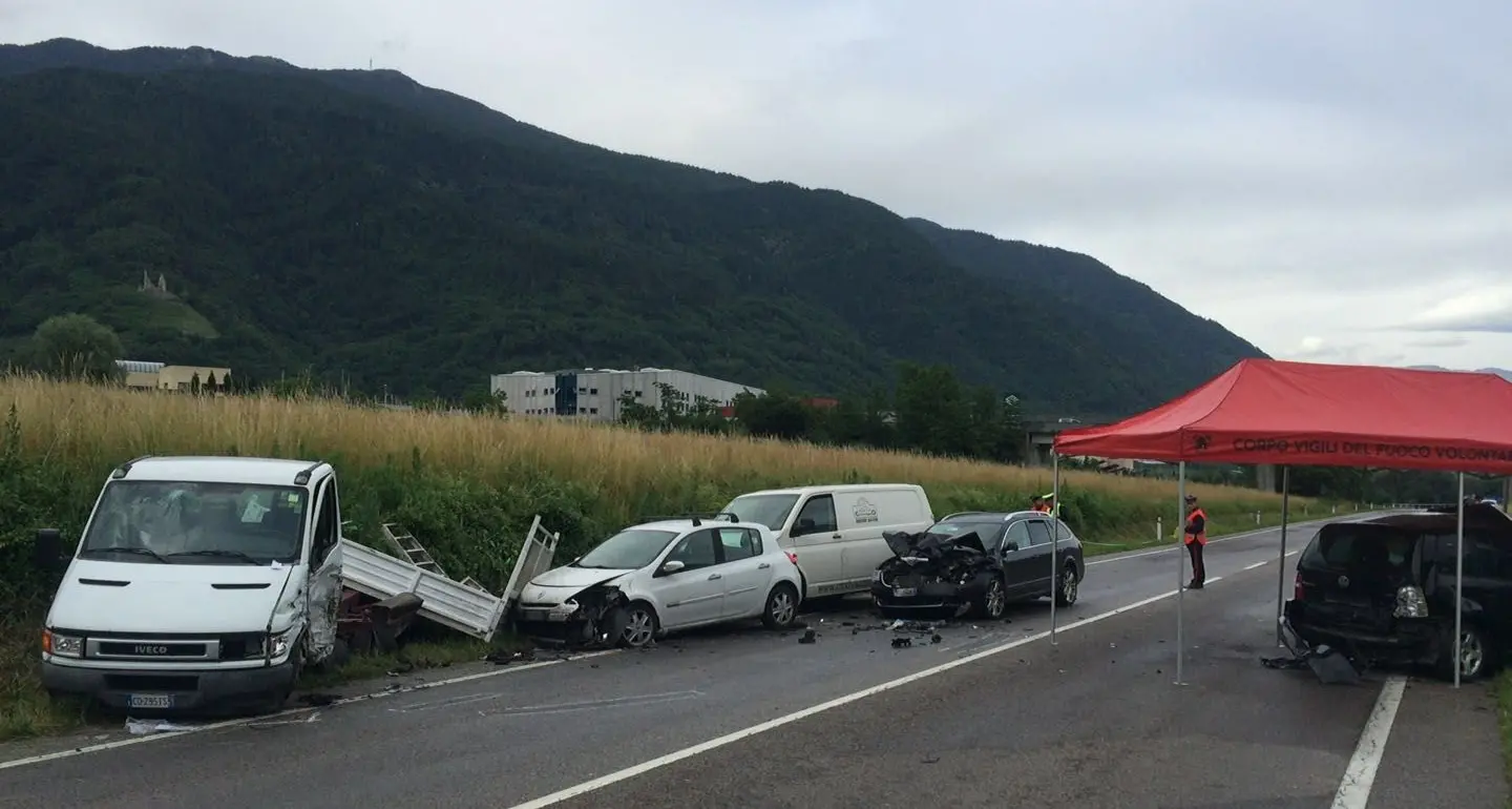 Lo schianto sulla Valsugana provocato da un sorpasso azzardato