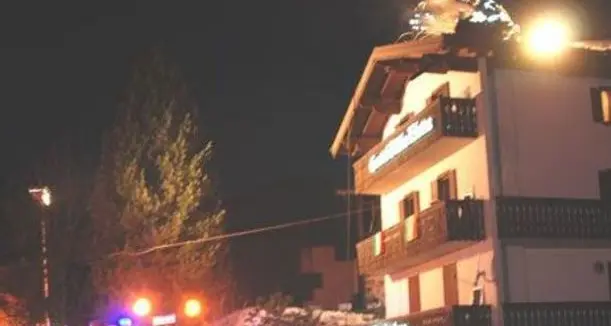 Incendio del tetto, evacuato il garnì